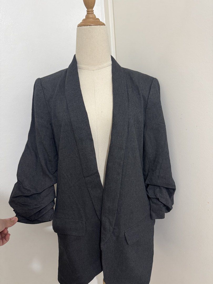 Zara Woman Gray Blazer (Category: Coats, Jackets and Outerwear) located in Manila. Submitted by preloved.by.bunny (Listing ID 1471058883, Image 2). Description: .