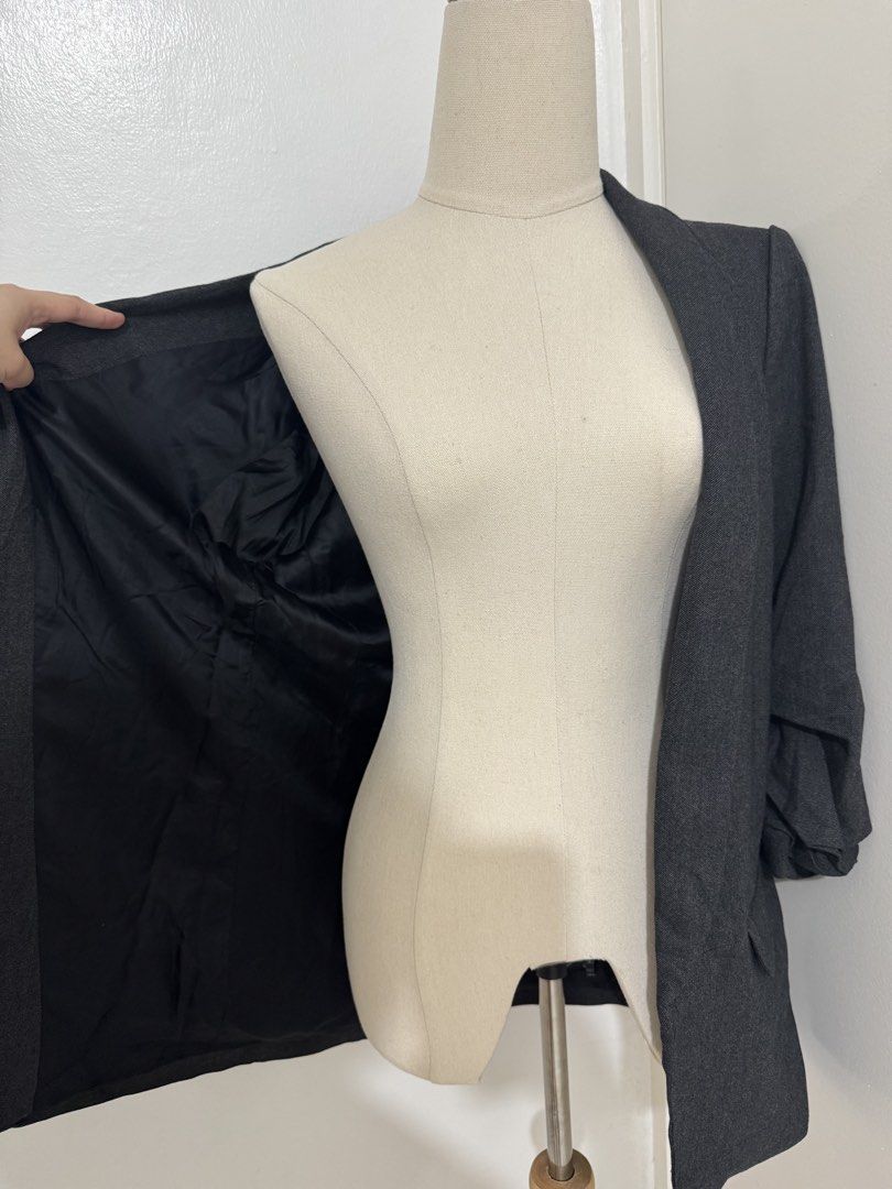Zara Woman Gray Blazer (Category: Coats, Jackets and Outerwear) located in Manila. Submitted by preloved.by.bunny (Listing ID 1471058883, Image 3). Description: .