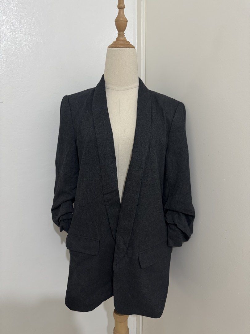 Zara Woman Gray Blazer (Category: Coats, Jackets and Outerwear) located in Manila. Submitted by preloved.by.bunny (Listing ID 1471058883, Image 1). Description: .