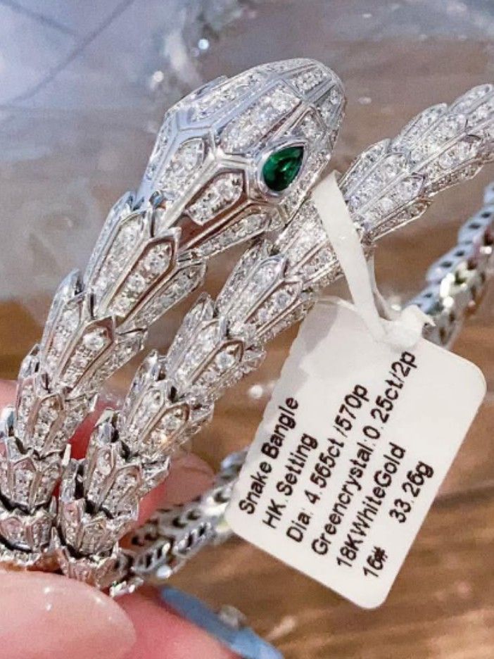 18k HongKong setting whitegold snake diamond bangle (Category: Bracelets) located in Manila. Submitted by bhelgoldseller2ndaccount (Listing ID 1465590845, Image 1). Description: New!!✨New!!✨New!! 18k HongKong setting Gold 13,300/g 💯pawnable/naisasanla 💯with high appraisal rate 💯good investment 💯Direct supplier price 👉OPEN for resellers 🌺please take time to evaluate their actual sizes and grams 👉Best panggift for all occasions ✅ Sold per gr