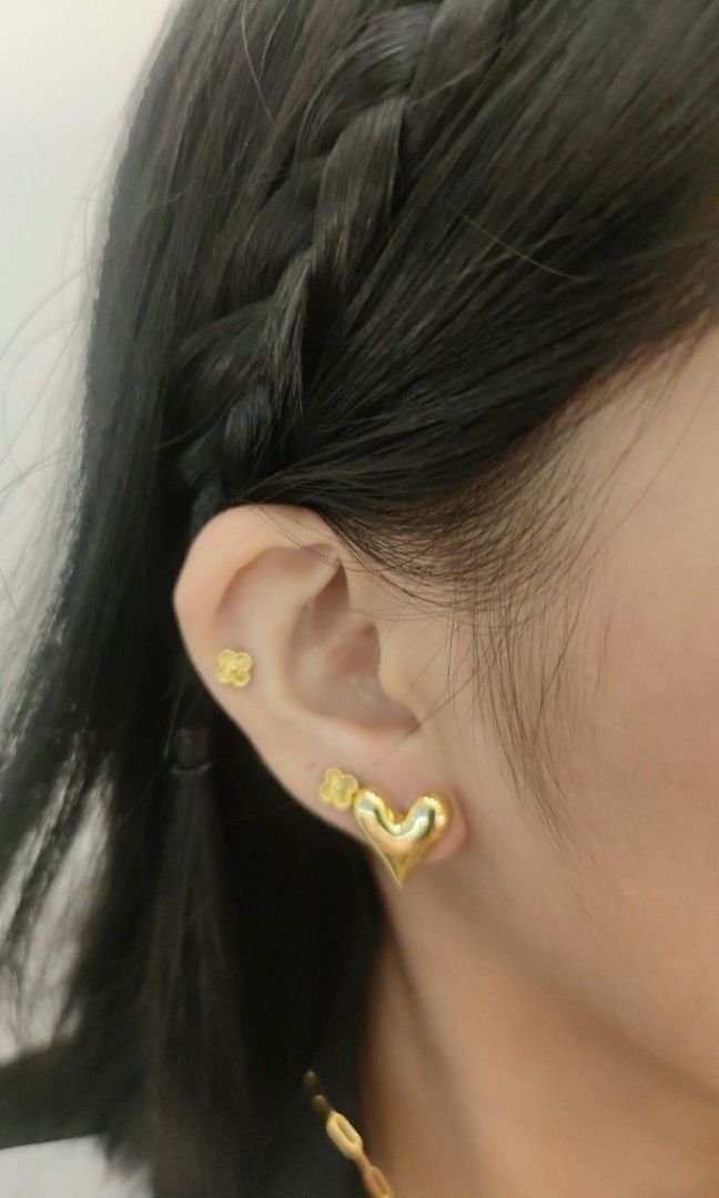 18k Saudi gold heart earrings (Category: Earrings) located in Manila. Submitted by bhelgoldseller2ndaccount (Listing ID 1465699662, Image 1). Description: New!!✨New!!✨New!! Authentic 18k Saudi Golds 💯pawnable/naisasanla 💯with high appraisal rate 💯good investment 💯Direct supplier price 👉OPEN for resellers 🌺please take time to evaluate their actual sizes and grams 👉Best panggift for all occasions ✅ Sold per grams not per piece Kya lowest pri