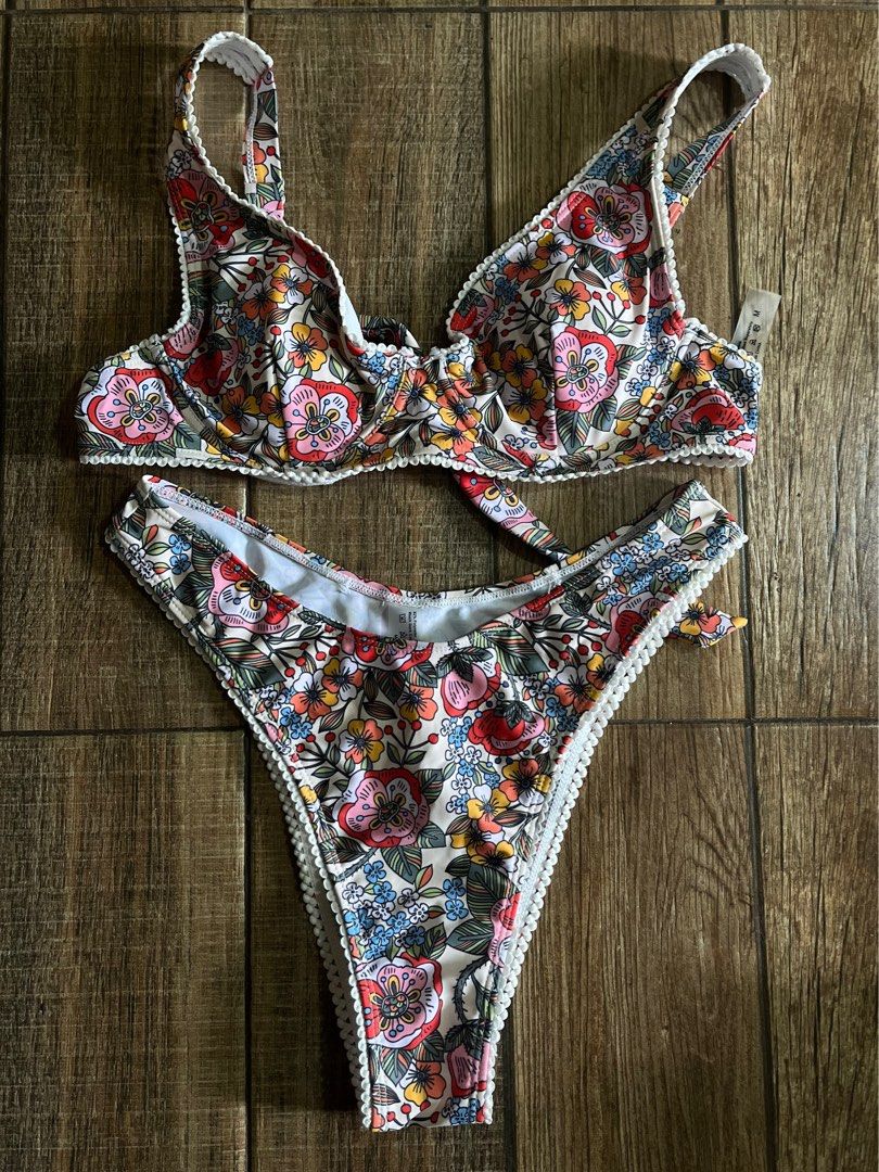 2 Piece Swimsuit (Category: Bikinis & Swimsuits) located in Mandaluyong City. Submitted by yanna_02501 (Listing ID 1465629394, Image 1). Description: Used once only. Adjustable strap and self tie..