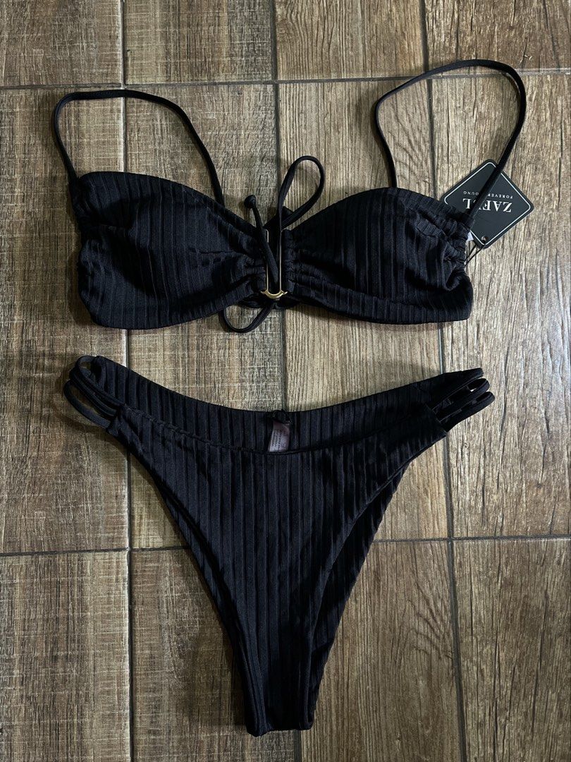 2 Piece Swimsuit (Category: Bikinis & Swimsuits) located in Mandaluyong City. Submitted by yanna_02501 (Listing ID 1465629998, Image 1). Description: Never used. Self-tie straps..