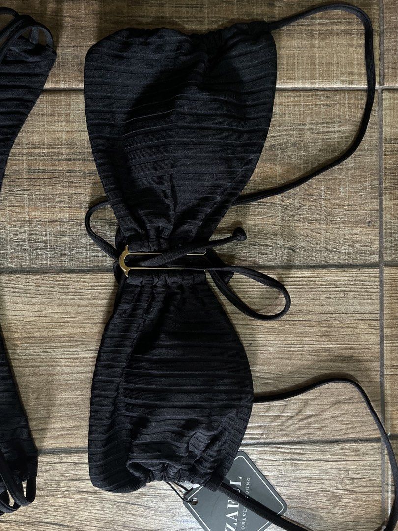 2 Piece Swimsuit (Category: Bikinis & Swimsuits) located in Mandaluyong City. Submitted by yanna_02501 (Listing ID 1465629998, Image 2). Description: Never used. Self-tie straps..