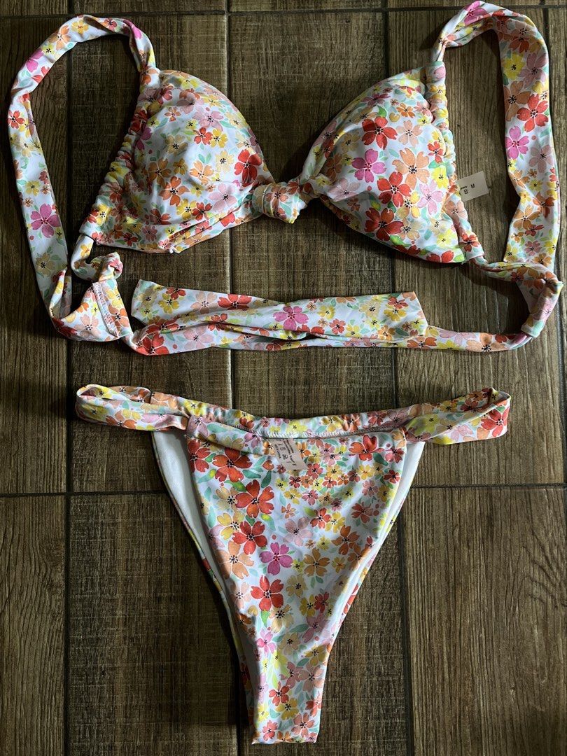 2 Piece Swimsuit (Category: Bikinis & Swimsuits) located in Mandaluyong City. Submitted by yanna_02501 (Listing ID 1465631358, Image 1). Description: Used the top only. Self Tie and can fit up to med..