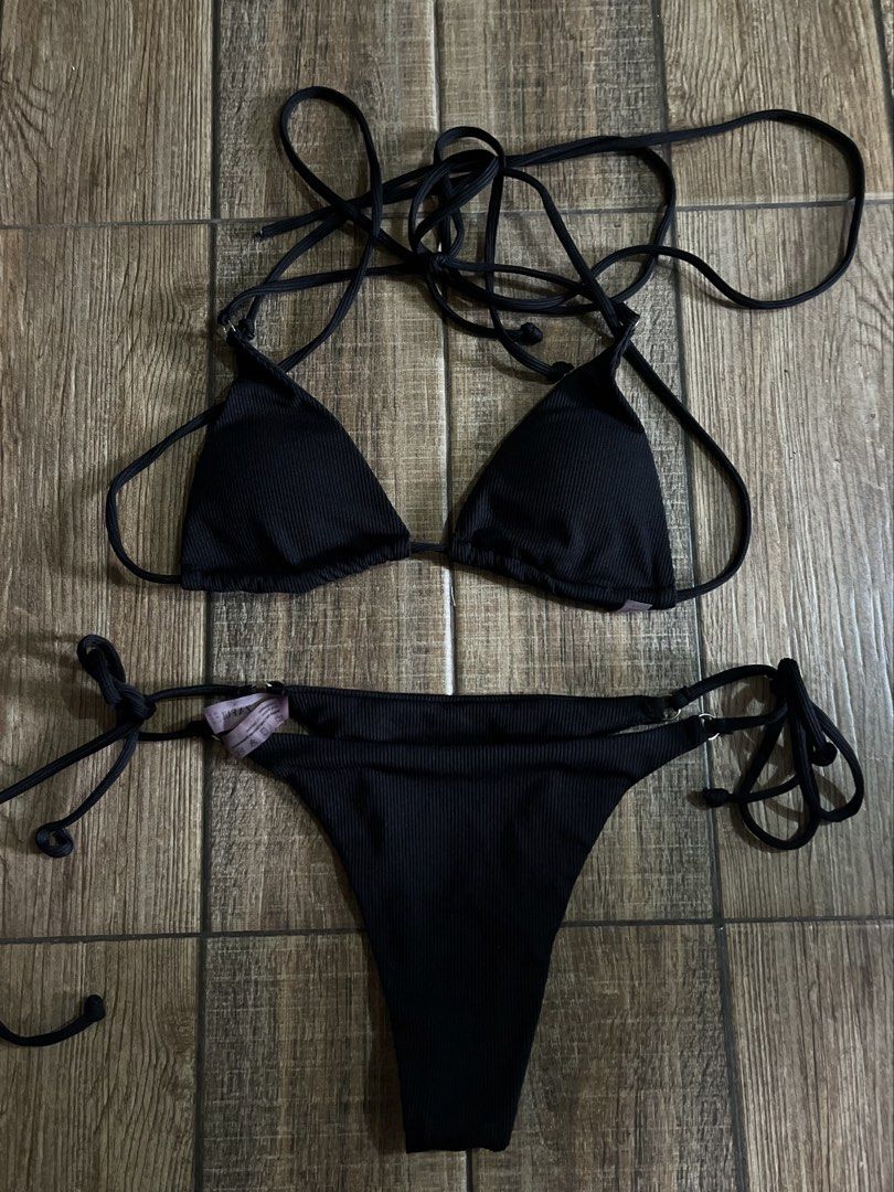 2 Piece Swimsuit (Category: Bikinis & Swimsuits) located in Mandaluyong City. Submitted by yanna_02501 (Listing ID 1465633934, Image 1). Description: .