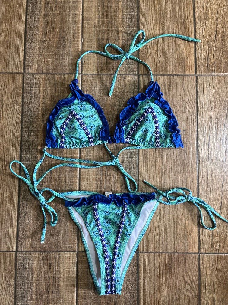 2 Piece Swimsuit (Category: Bikinis & Swimsuits) located in Mandaluyong City. Submitted by yanna_02501 (Listing ID 1465622313, Image 1). Description: Preloved swimsuit. Once used..
