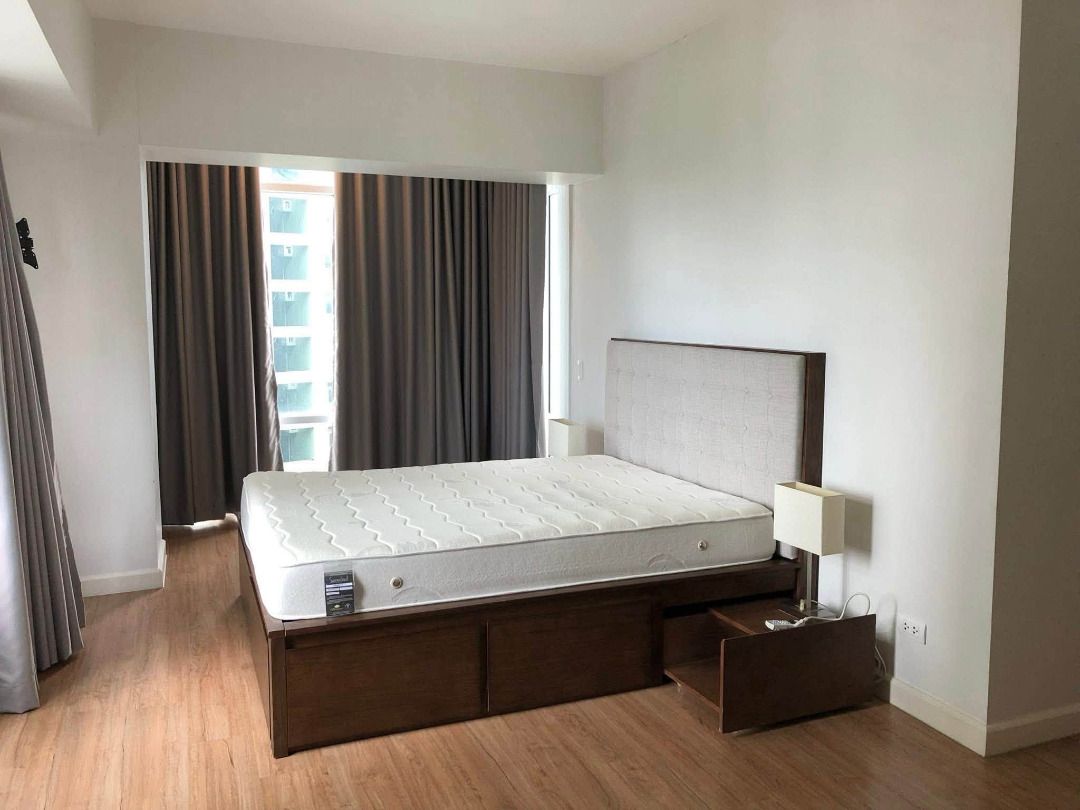 3BR RED OAK TWO SERENDRA BGC FOR LEASE (Category: Apartments & Condos) located in Mandaluyong City. Submitted by Kuaima_Realty (Listing ID 1465608738, Image 3). Description: 𝐏𝐫𝐨𝐩𝐞𝐫𝐭𝐲 𝐃𝐞𝐭𝐚𝐢𝐥𝐬: 37th floor 109sqm Fully furnished 2 toilet & bath (t&b) With maids room/ utility area and separate t&b Corner unit with bay window and balcony View of US Battle Monument, amenities, and low-rise Two Serendra/ Fort Bonifacio Across SM Aura Mall
