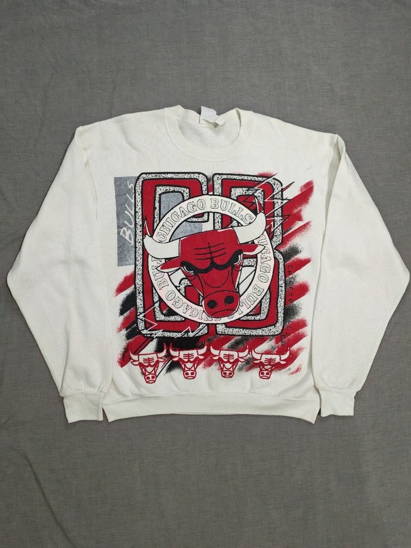 90s magic johnson T's chicago bulls sweatshirt (Category: Coats, Jackets and Outerwear) located in Baguio. Submitted by used_clothing2600 (Listing ID 1465619828, Image 1). Description: 90s magic johnson T's chicago bulls sweatshirt made in USA size medium verygood condition pit to pit 23.5 length 28 P 3,500.