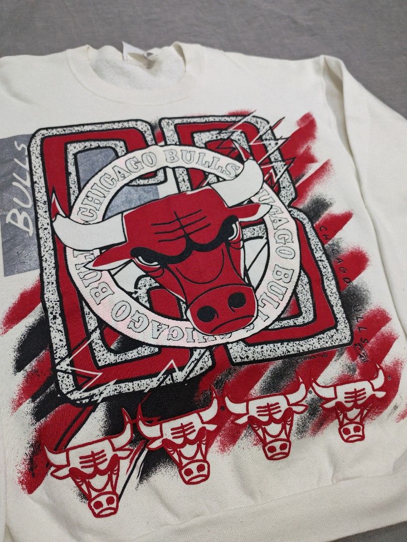 90s magic johnson T's chicago bulls sweatshirt (Category: Coats, Jackets and Outerwear) located in Baguio. Submitted by used_clothing2600 (Listing ID 1465619828, Image 3). Description: 90s magic johnson T's chicago bulls sweatshirt made in USA size medium verygood condition pit to pit 23.5 length 28 P 3,500.