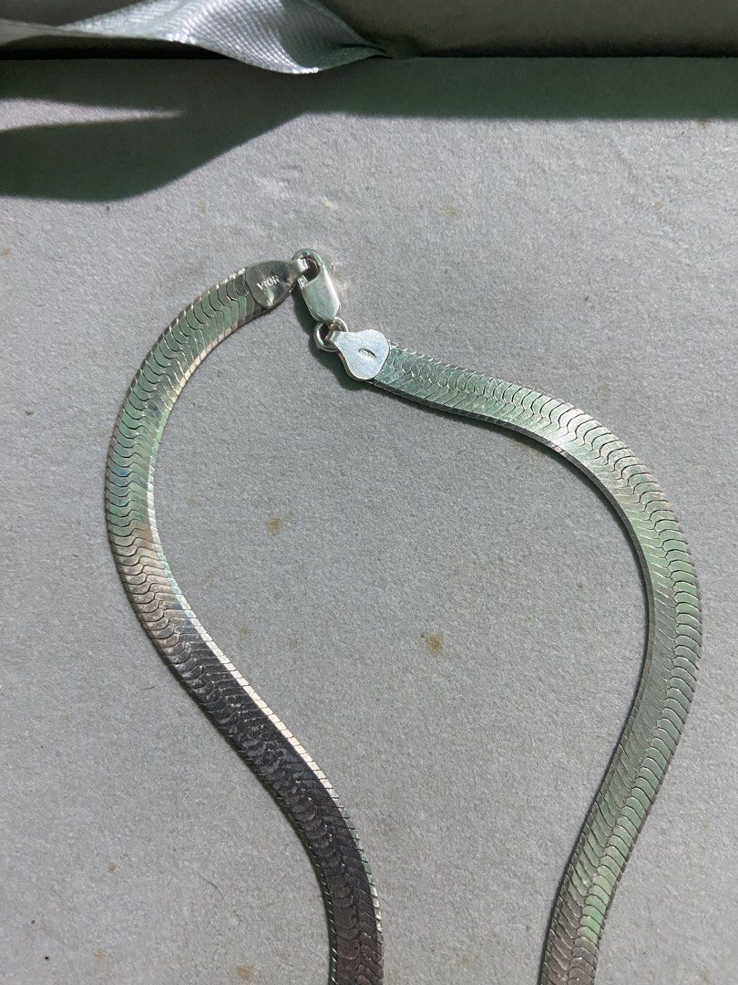 925 Sterling Silver Snake chain with shell-shaped pendant (Category: Necklaces) located in Binan City. Submitted by retroz_collections (Listing ID 1465752731, Image 2). Description: 20 inches length x 7mm width.