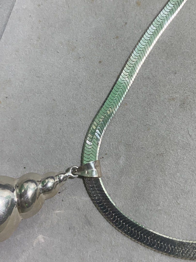 925 Sterling Silver Snake chain with shell-shaped pendant (Category: Necklaces) located in Binan City. Submitted by retroz_collections (Listing ID 1465752731, Image 3). Description: 20 inches length x 7mm width.