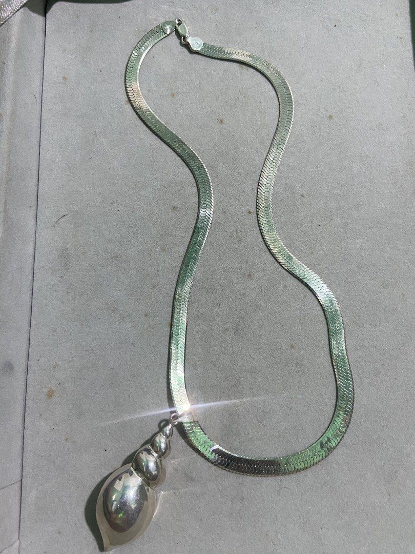 925 Sterling Silver Snake chain with shell-shaped pendant (Category: Necklaces) located in Binan City. Submitted by retroz_collections (Listing ID 1465752731, Image 1). Description: 20 inches length x 7mm width.