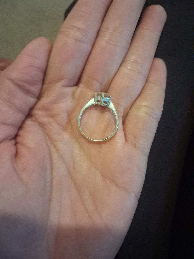 9ct white gold ring (Category: Rings) located in Quezon City. Submitted by jacquesparkles (Listing ID 1465739582, Image 2). Description: 3.5 grams 9ct gold est weight of pink cubic zirconia is 0.5 gr im only selling it w the price of the gold 3.5-0.5=3 ring is tested 9ct. item currently in uk. I can send it dec 11,2026 marked 375 marked cz marked GA est size is 7 layaway ok 5000 dp could use a rhodium dip para mukha ulit bago.