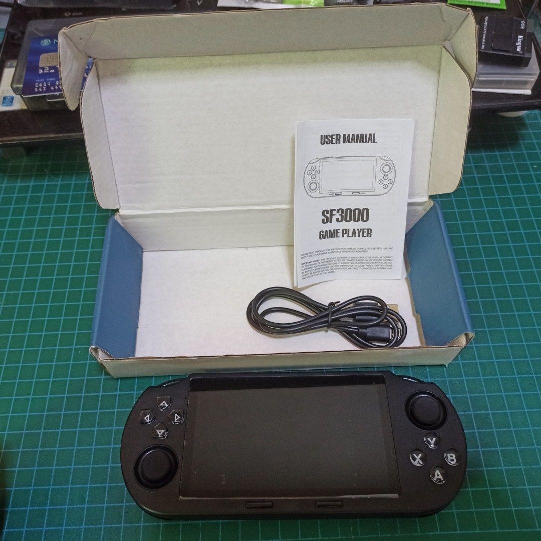 激新手提遊戲機 SF3000 Retro Handheld Console IPS 4.5IN Screen （分類：手掣）位於 Hong Kong。 由 hotbeehobby 提交（商品編號 1465602886，圖片 3）。簡介： 激新有盒全套手提遊戲機 21000多款遊戲 64gb卡, 紅磡或西灣河地鐵站內交收。 SF3000 boxed handheld game console 【64GB TF Card included】 with 4.5 inch IPS screen.Pocket size Pre-loaded with twenty one thousand of retro games like Metal Slug. Black body, dual joysticks, directional pad, and ABXY buttons. Includes original box, charging cable, and user manual. Teste