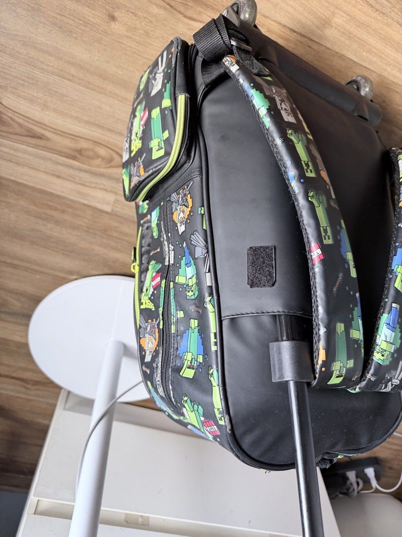 🎒 Smiggle x Minecraft Creeper Trolley Backpack with Light-Up Wheels (Category: Backpacks) located in Paranaque City. Submitted by saveurdelalumiere (Listing ID 1465653356, Image 3). Description: Awesome 2-in-1 trolley bag and backpack from the official Smiggle x Minecraft collaboration! Features a 3D Creeper design, multiple zipped compartments, retractable handle, and motion-activated light-up wheels. Brand: Smiggle x Minecraft Features: Motion