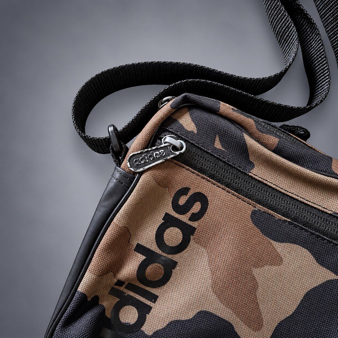 ADIDAS BODY BAG (Category: Sling Bags) located in Taguig. Submitted by clarrk95 (Listing ID 1465617320, Image 2). Description: Adidas Body Bag Height: 7inches Width: 7inches PRICE: ₱400 ONLY! FLAWS: minor tear ✅ very good condition ✅ add shipping fee ✅ ignoring LP inquiry Shipping: Lalamove | J&T | LBC Location: Taguig📍 Payment: Gcash | Bank | Cash DM for more detailed pics.📩.
