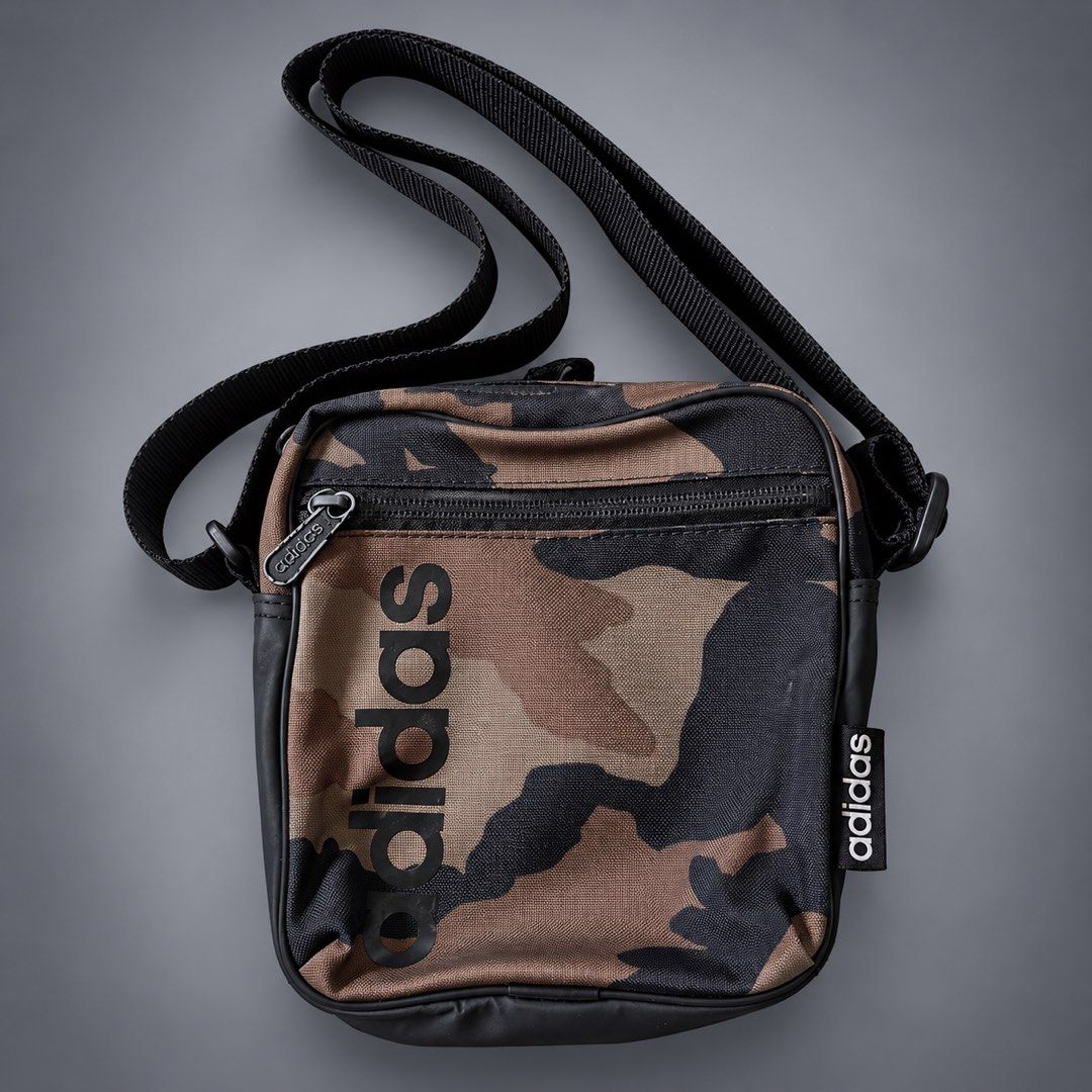 ADIDAS BODY BAG (Category: Sling Bags) located in Taguig. Submitted by clarrk95 (Listing ID 1465617320, Image 1). Description: Adidas Body Bag Height: 7inches Width: 7inches PRICE: ₱400 ONLY! FLAWS: minor tear ✅ very good condition ✅ add shipping fee ✅ ignoring LP inquiry Shipping: Lalamove | J&T | LBC Location: Taguig📍 Payment: Gcash | Bank | Cash DM for more detailed pics.📩.