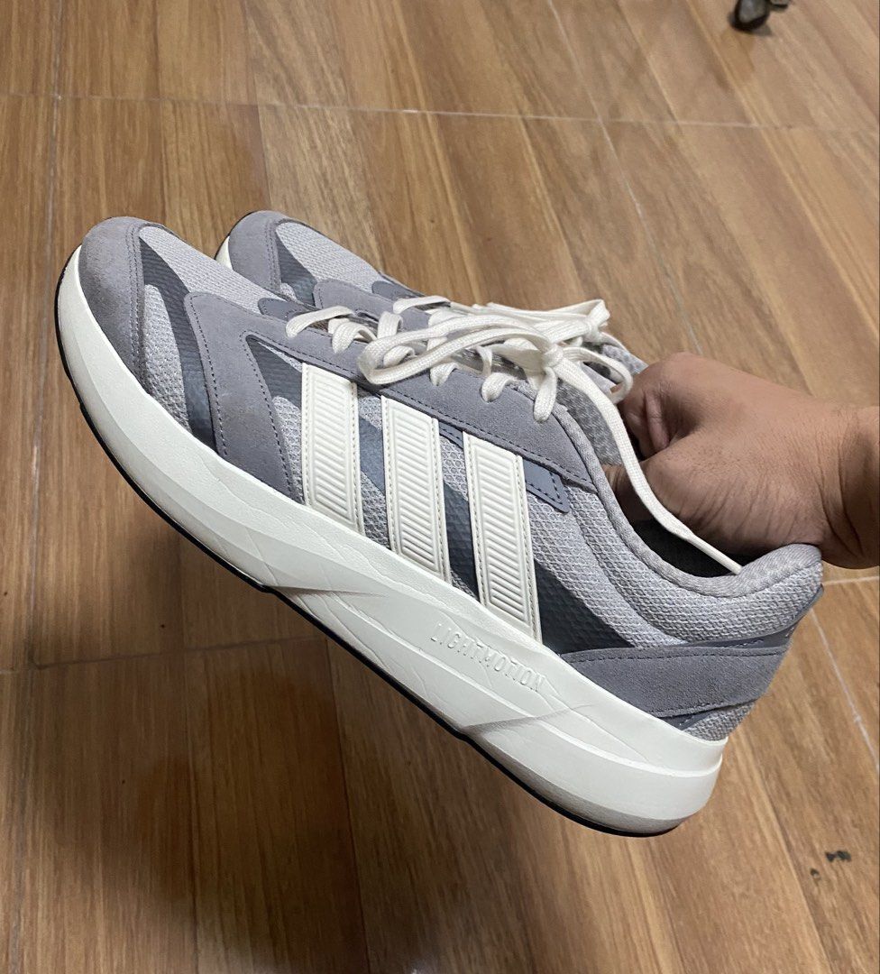 Adidas Lightshift 2.0 (Category: Sneakers) located in Quezon City. Submitted by jkdgzmn (Listing ID 1463783993, Image 1). Description: Adidas Lightshift 2.0 Adidas US 12 Fits 12.5-13 (wide toebox) Open to trade to triple black sneakers Complete with box.