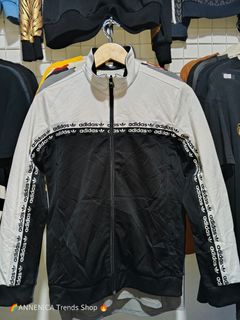 (Category: ) located in . Submitted by annenicathriftthriftlang (Listing ID 1465221244, Image 1). Description: .