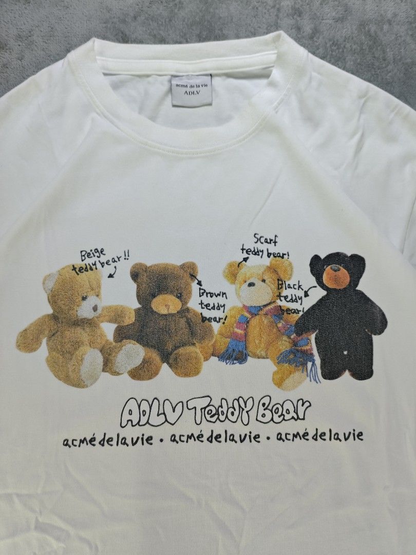 ADLV Teddy Bears White Tee (Authentic/Legit) (Category: Tshirts & Polo Shirts ) located in San Pedro. Submitted by chronothrift (Listing ID 1465652381, Image 2). Description: - Size: Small (W21 x 25L) - Condition: 9/10 - Color Rate: 9.2/10 - Flaws: ❌❌❌ (None) MOD: J&T Express / Lalamove / Meet MOP: Gcash / Bank Transfer.