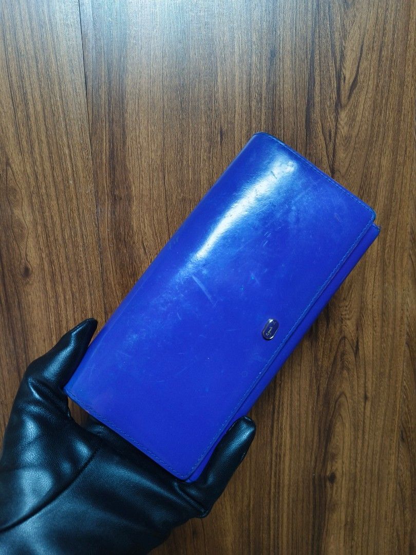 agnès b. VOYAGE Long Wallet (Category: Wallets & Card holders) located in Baguio. Submitted by PreiLoveMaria (Listing ID 1465594660, Image 2). Description: agnès b. VOYAGE Long Wallet Featuring a sleek snap-button closure with the signature minimalist logo plaque on the front and a striking dual-tone interior, it’s stylish, functional, and effortlessly trendy! ​Details & Condition: ​Material: Glossy/smooth leather ​Closure: Secure snap-button mai