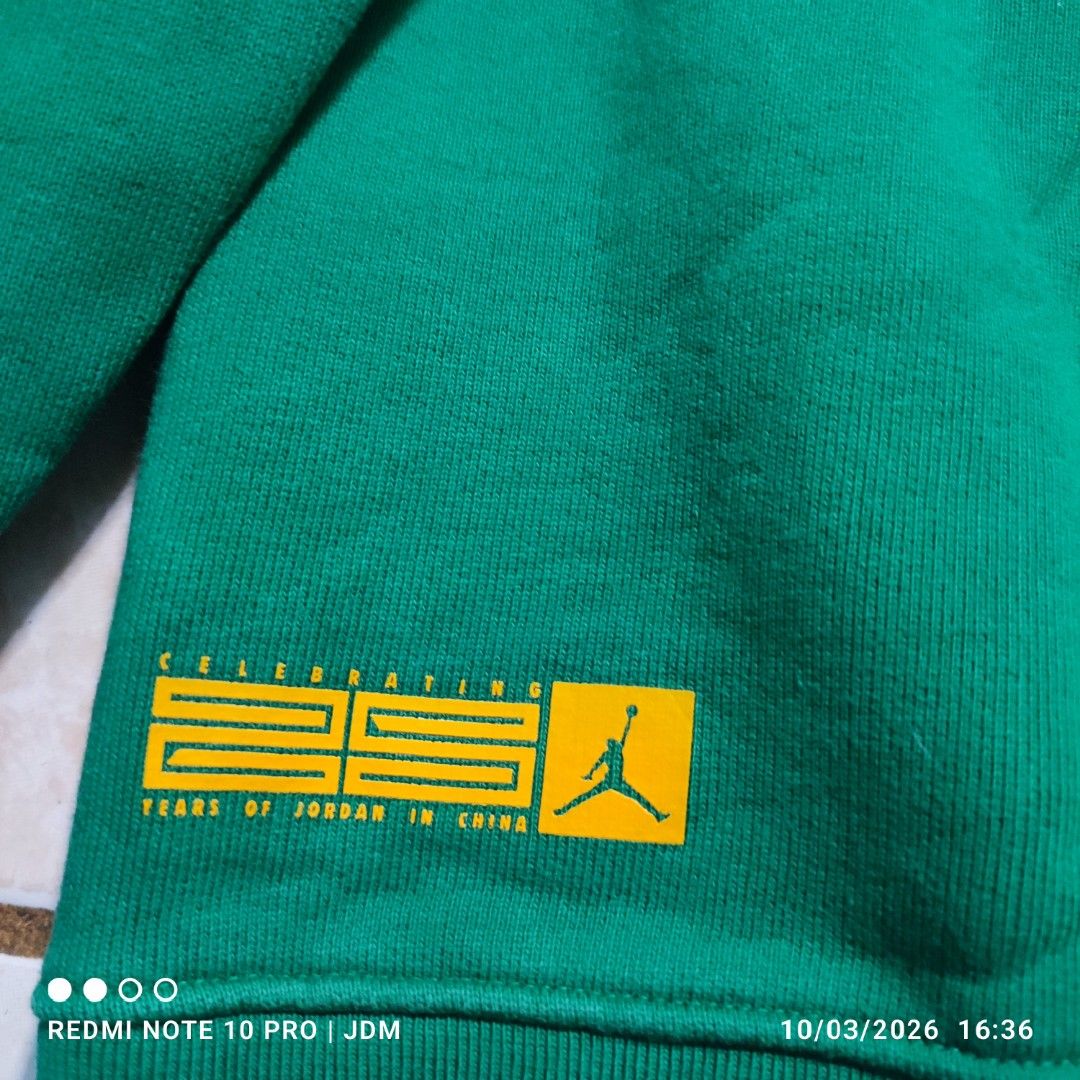 Air Jordan Flight Sweatshirt (Category: Coats, Jackets and Outerwear) located in Antipolo. Submitted by klashnikov (Listing ID 1465656653, Image 3). Description: still in crisp condition, natuluan lang nang bleach,sa madiskate kayang kayang gawan nang paraan to using tiedye,wala lang ako oras,25 years logo Size:Large Dimes:21x26.5 Tags:complete Condition:Very good Honest issue:used/discoloration sa neck, natuluan nang bleach see pics Payment opti