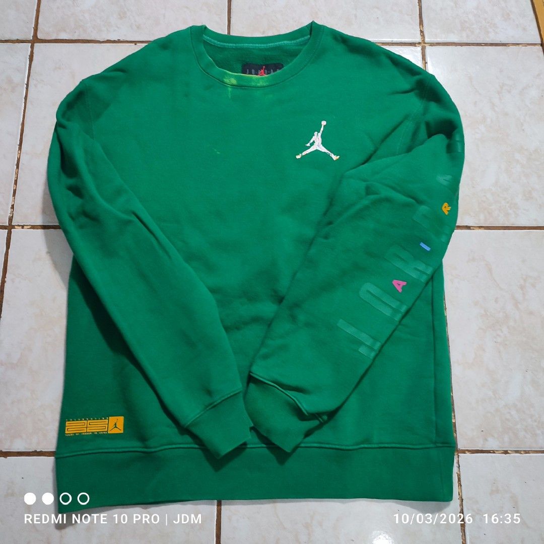 Air Jordan Flight Sweatshirt (Category: Coats, Jackets and Outerwear) located in Antipolo. Submitted by klashnikov (Listing ID 1465656653, Image 1). Description: still in crisp condition, natuluan lang nang bleach,sa madiskate kayang kayang gawan nang paraan to using tiedye,wala lang ako oras,25 years logo Size:Large Dimes:21x26.5 Tags:complete Condition:Very good Honest issue:used/discoloration sa neck, natuluan nang bleach see pics Payment opti
