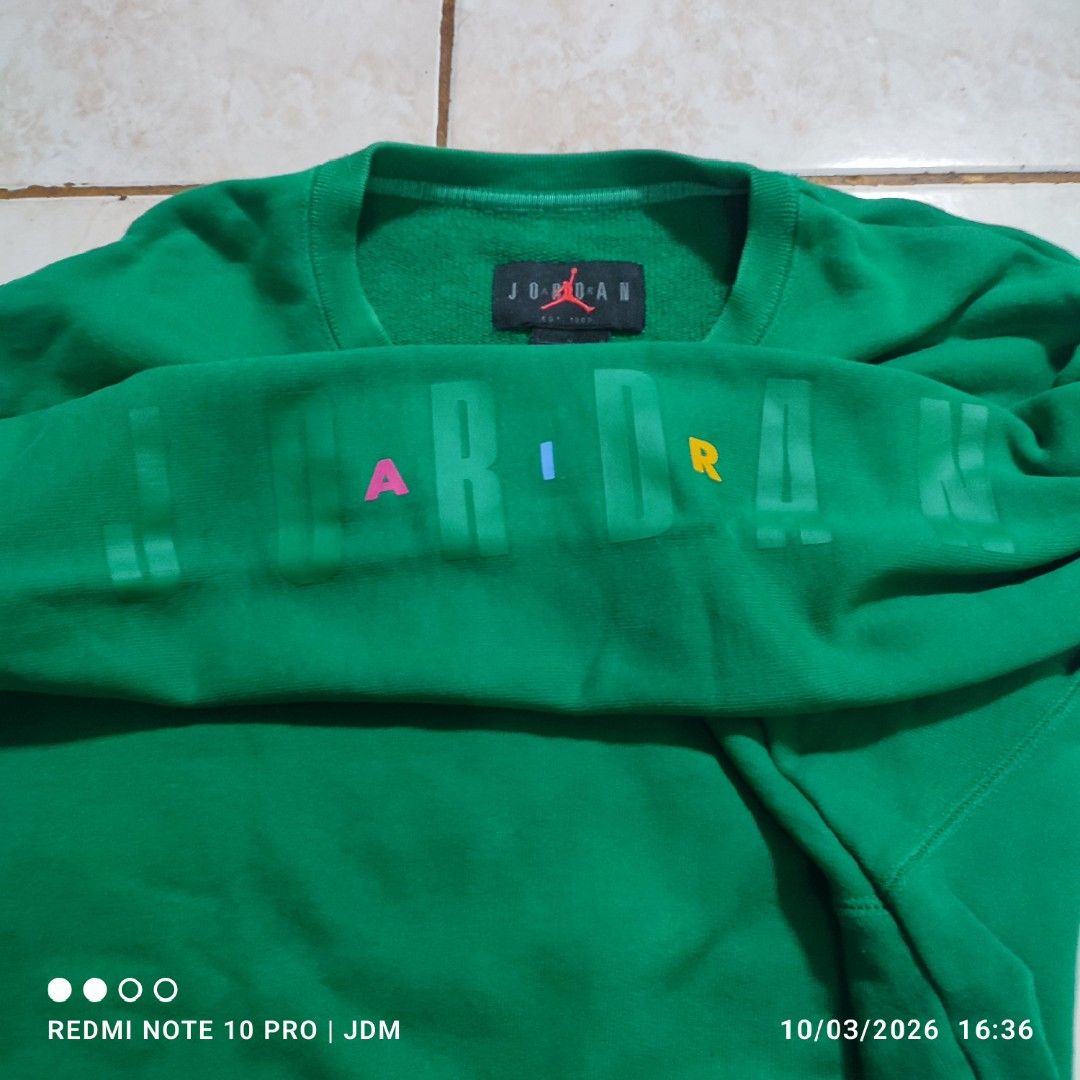 Air Jordan Flight Sweatshirt (Category: Coats, Jackets and Outerwear) located in Antipolo. Submitted by klashnikov (Listing ID 1465656653, Image 2). Description: still in crisp condition, natuluan lang nang bleach,sa madiskate kayang kayang gawan nang paraan to using tiedye,wala lang ako oras,25 years logo Size:Large Dimes:21x26.5 Tags:complete Condition:Very good Honest issue:used/discoloration sa neck, natuluan nang bleach see pics Payment opti