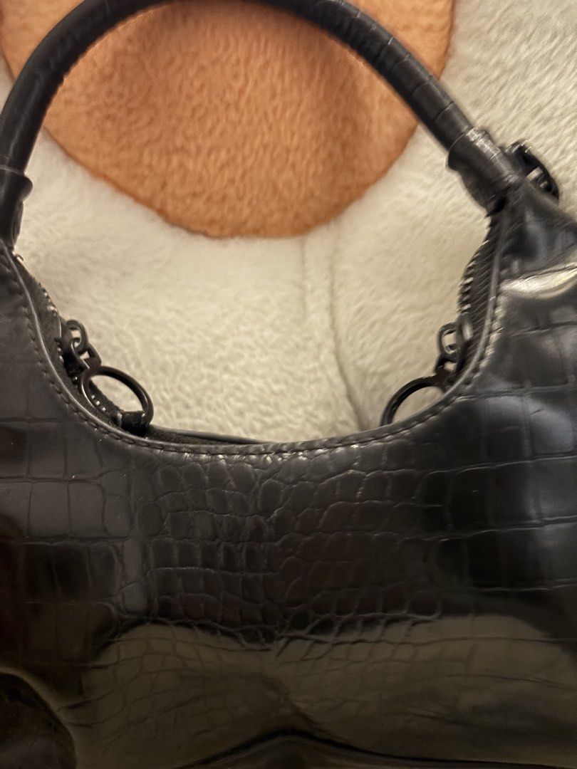 ALDO Black Croc Embossed Shoulder Bag with Chain Strap (Category: Shoulder Bags) located in Quezon City. Submitted by hadescloset (Listing ID 1465659922, Image 2). Description: - Can negotiate the price 🛒shop more for freebies - Style: Black shoulder bag with stylish croc-embossed texture - Straps: Includes a trendy chunky black chain strap and a classic top handle - Closure: Secure top zip closure with sleek round zipper pulls - Versatility: Co