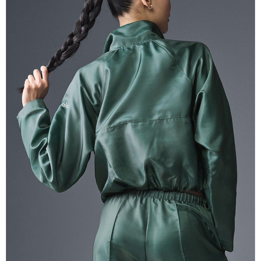 ALO Cropped Afterglow Pullover (Category: Activewear) located in Quezon City. Submitted by kathleenscloset (Listing ID 1465608784, Image 2). Description: .