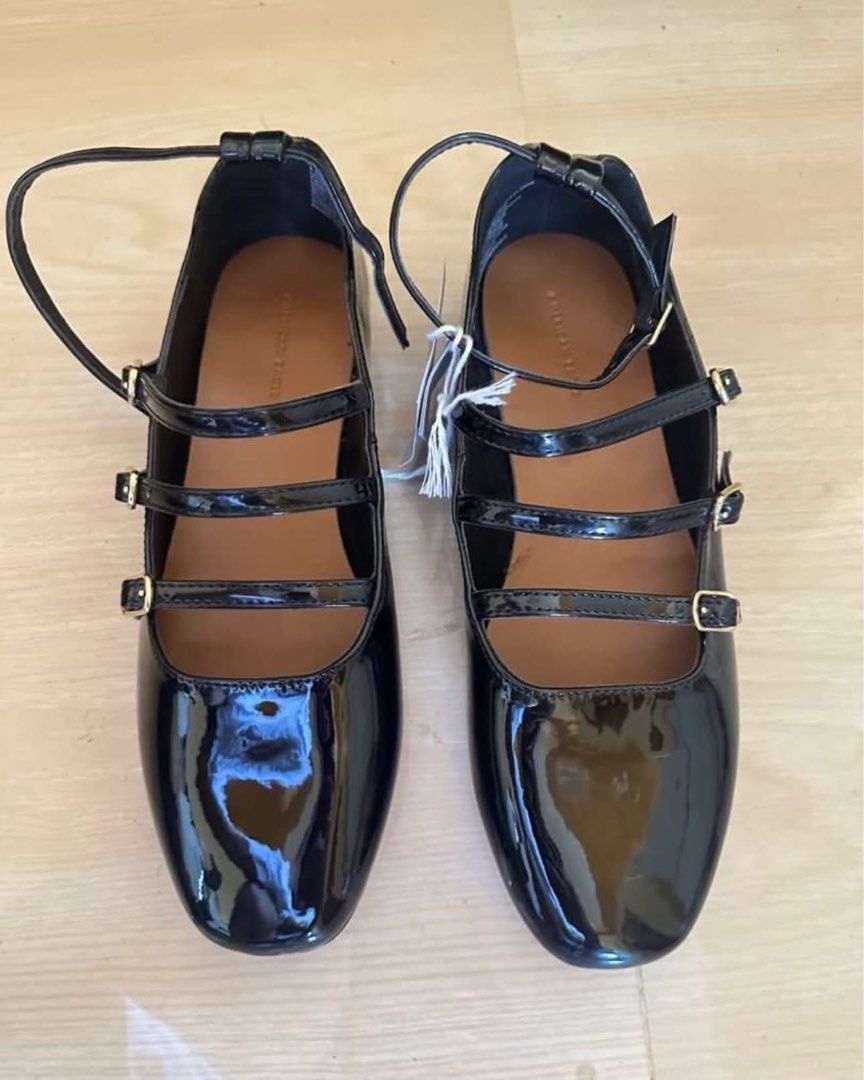 American Eagle Flats with triple straps Womens 8 (Category: Flats & Sandals) located in Urdaneta. Submitted by byells (Listing ID 1465606956, Image 2). Description: Womens US 8 Bought in US Brand new.