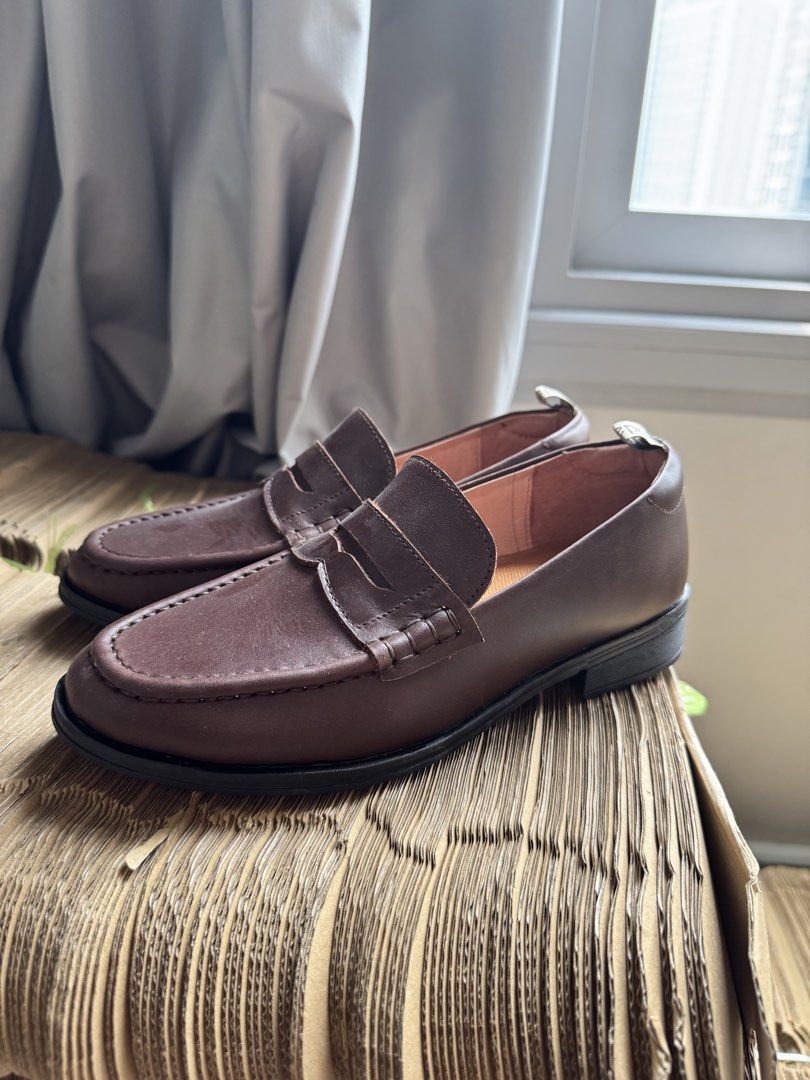 Andante Nineties Loafer Antique Brown (Category: Loafers) located in Paranaque City. Submitted by piemumbuys (Listing ID 1465594140, Image 3). Description: - Brand: Andante - Style: Nineties loafers / slip-on with penny strap - Color: Antique brown with pink inner lining - Size: 5 (original sticker still on sole) - Features: Solid block heel and ridged sole for grip - Condition: Brand new, never worn outside, completely clean soles.
