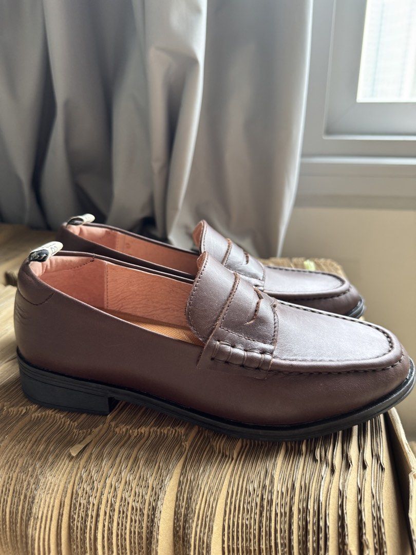 Andante Nineties Loafer Antique Brown (Category: Loafers) located in Paranaque City. Submitted by piemumbuys (Listing ID 1465594140, Image 1). Description: - Brand: Andante - Style: Nineties loafers / slip-on with penny strap - Color: Antique brown with pink inner lining - Size: 5 (original sticker still on sole) - Features: Solid block heel and ridged sole for grip - Condition: Brand new, never worn outside, completely clean soles.