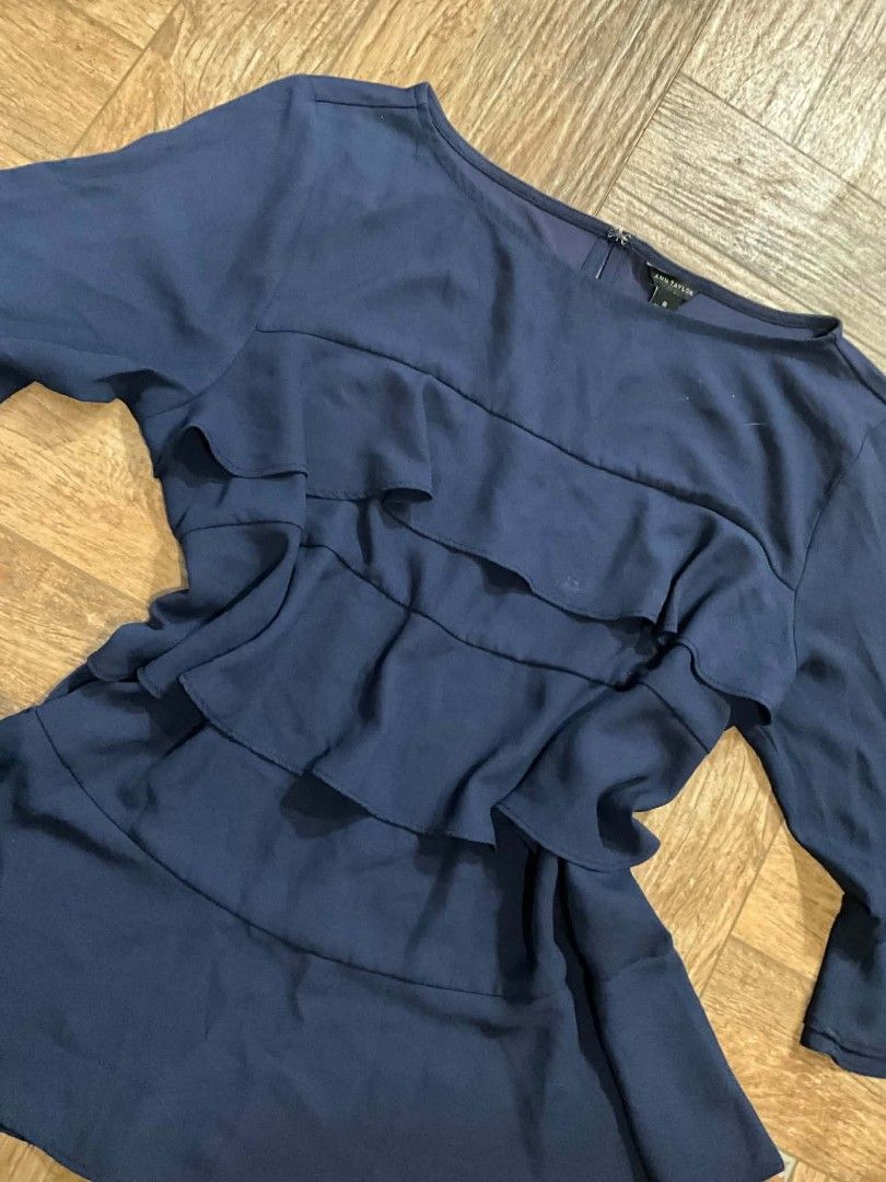 ANN TAYLOR NAVY BLUE OFFICE TOP (Category: Blouses) located in Manila. Submitted by zesshian (Listing ID 1465686870, Image 2). Description: -good as new -bought in vietnam -navy blue office top -office outfit -small on tag can fit up to large.