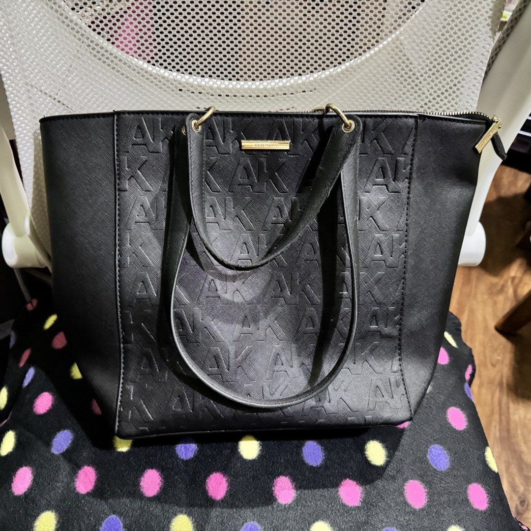 Anne Klein Embossed black bag (Category: Shoulder Bags) located in Makati City. Submitted by jinger_21 (Listing ID 1465738968, Image 1). Description: Brand: Anne Klein Size: Large Condition: Lightly used Php 2,500 ( bought it for Php 3,650 in the US) plus shipping fee Payment first before shipout Mode of payment: Gcash Maya GoTyme.