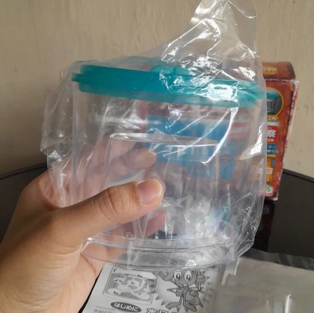Ant Nest Breeding/ Observation Kit (Category: Educational & Learning Toys) located in Pasig City. Submitted by three.babybears (Listing ID 1465580072, Image 3). Description: complete, unused inclusions box is old.