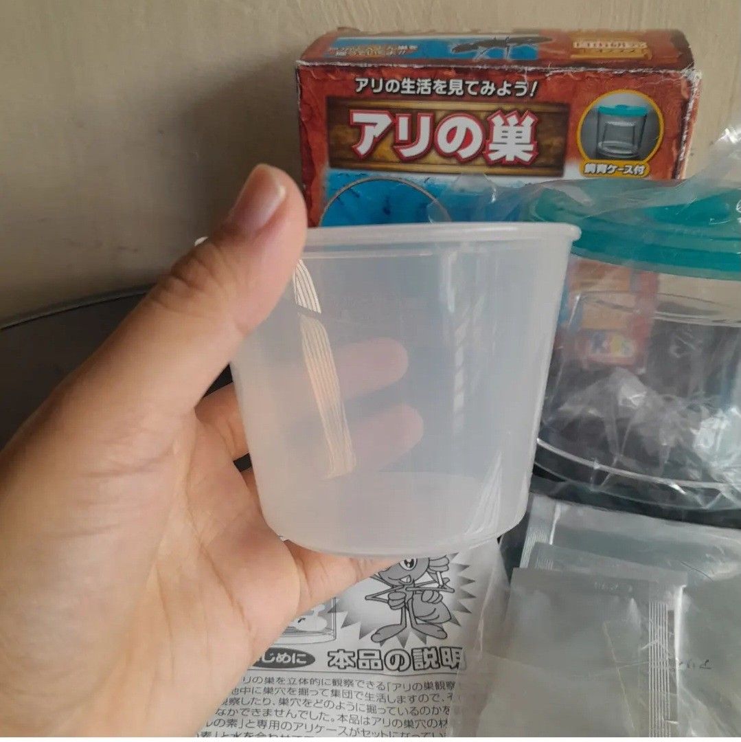 Ant Nest Breeding/ Observation Kit (Category: Educational & Learning Toys) located in Pasig City. Submitted by three.babybears (Listing ID 1465580072, Image 2). Description: complete, unused inclusions box is old.