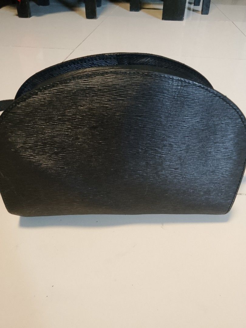 APC sling bag (Category: Shoulder Bags) located in Manila. Submitted by wildwind_73f77a (Listing ID 1465630808, Image 3). Description: excellent condition sling bag no issue ykk zip.