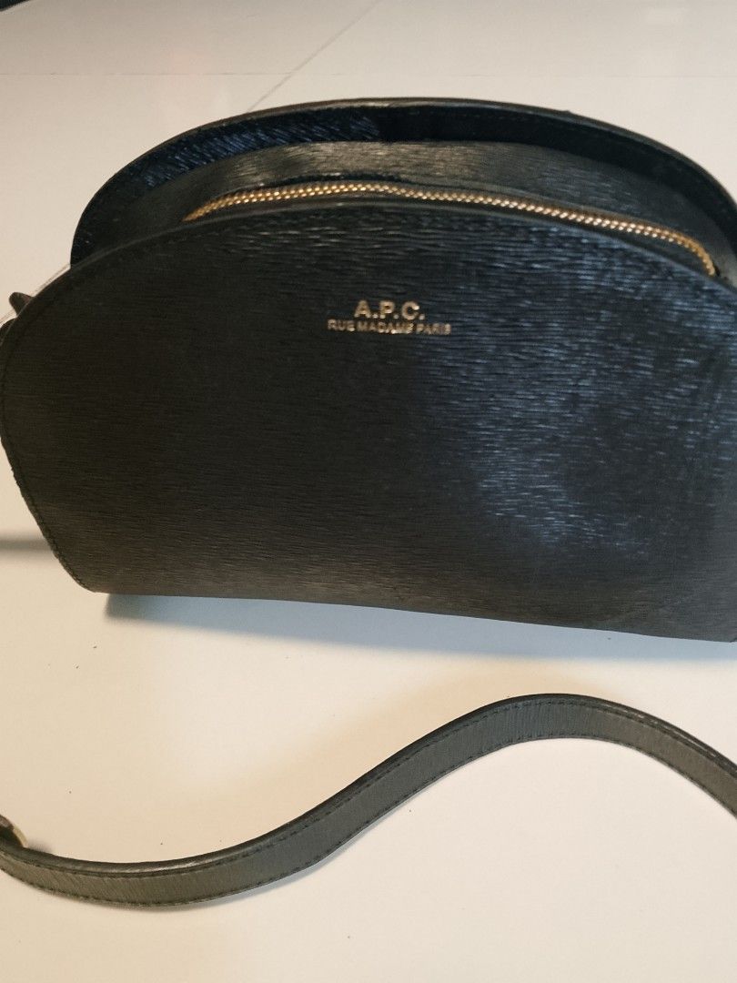 APC sling bag (Category: Shoulder Bags) located in Manila. Submitted by wildwind_73f77a (Listing ID 1465630808, Image 1). Description: excellent condition sling bag no issue ykk zip.