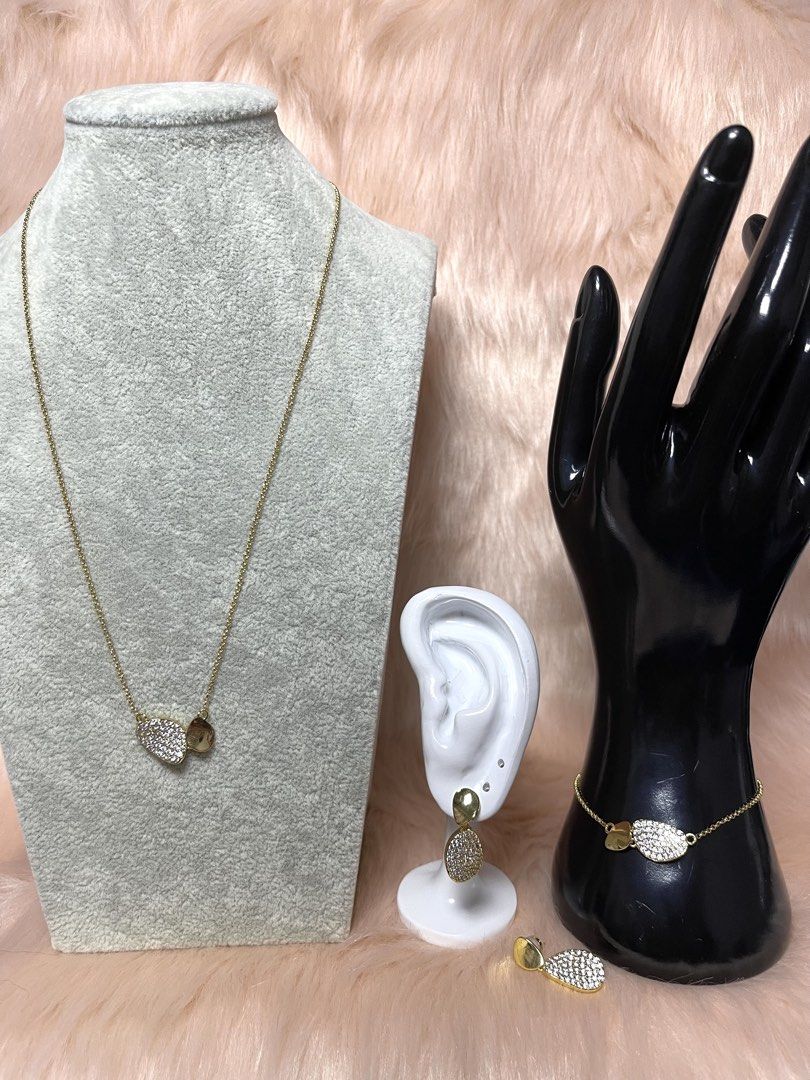 Apm Monaco (Category: Necklaces) located in Paranaque City. Submitted by xxrng (Listing ID 1465666063, Image 1). Description: 18k gold plated Stainless steel Zirconia stones.