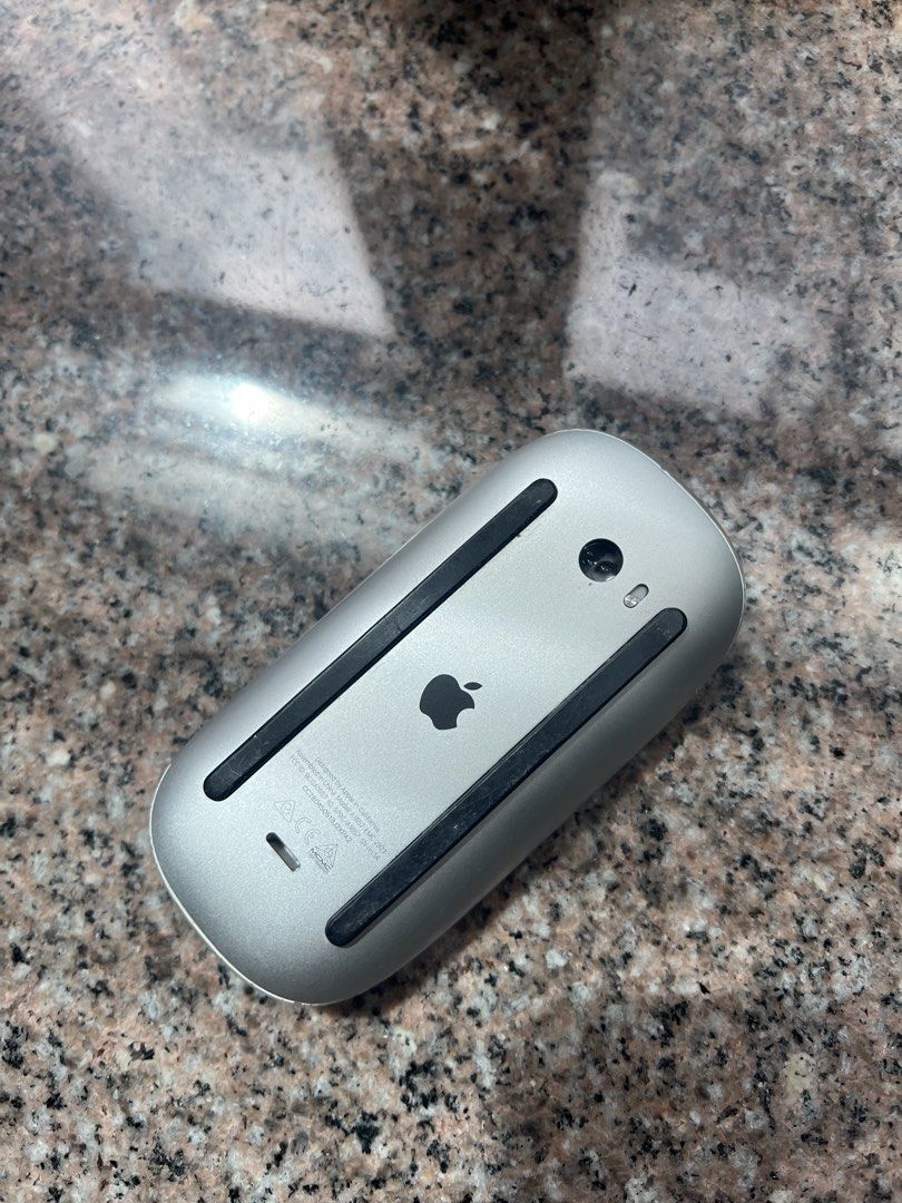 Apple Magic Mouse Model A1657 （分類：電腦滑鼠及相關產品）位於 Hong Kong。 由 hongkongmusic2021 提交（商品編號 1465606797，圖片 2）。簡介： Apple Magic Mouse (Model A1657) in silver and white. Wireless Bluetooth mouse with a multi-touch surface, built-in rechargeable battery, and optical sensor. Clean unit with minor normal wear on the bottom rails. Fully functional.。