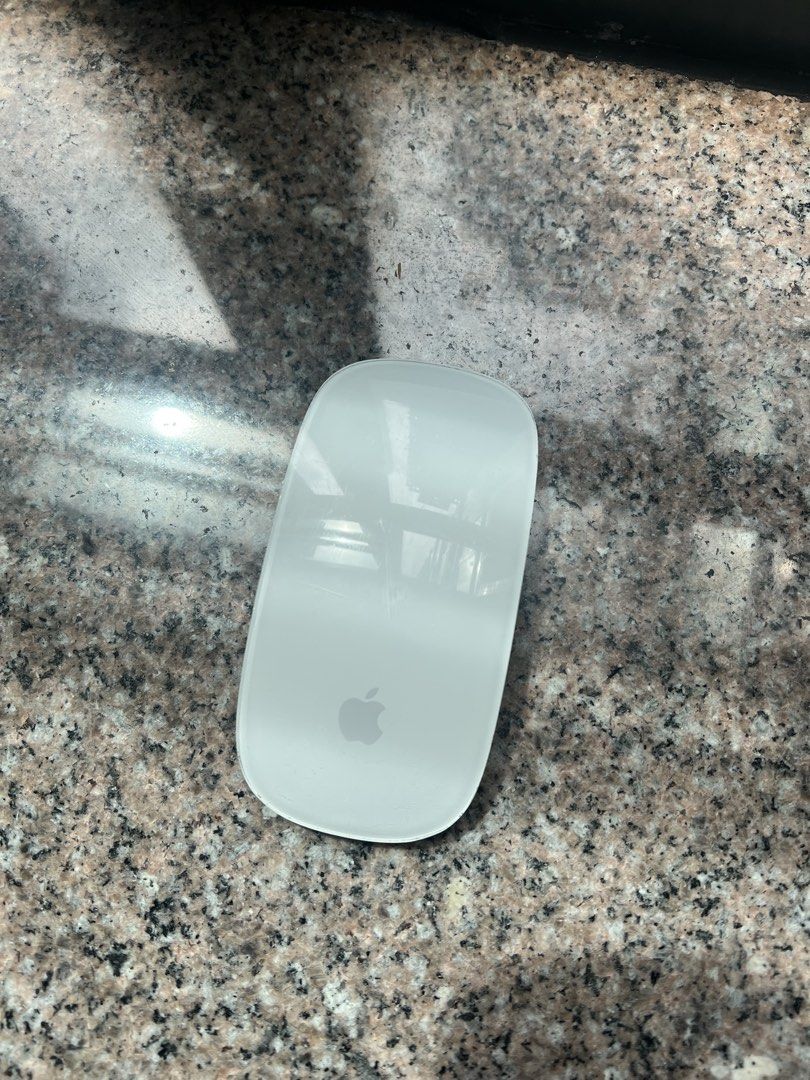 Apple Magic Mouse Model A1657 （分類：電腦滑鼠及相關產品）位於 Hong Kong。 由 hongkongmusic2021 提交（商品編號 1465606797，圖片 1）。簡介： Apple Magic Mouse (Model A1657) in silver and white. Wireless Bluetooth mouse with a multi-touch surface, built-in rechargeable battery, and optical sensor. Clean unit with minor normal wear on the bottom rails. Fully functional.。