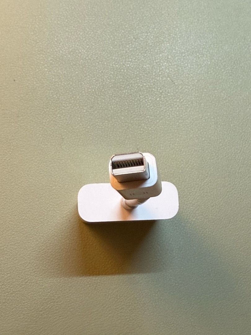 Apple: Mini DisplayPort to VGA Adapter (A1307) (Category: Cables & Adaptors) located in Taguig. Submitted by jilinlin (Listing ID 1465724548, Image 3). Description: details: — legit; bought from saudi — old (pre-pandemic) — haven't used or tested since before 2018; didn't use much (for hs presentation purposes only iirc) — no box — price is still negotiable; willing to sell for a lower price na since prio na ma-declutter at home; paunahan nalang 
