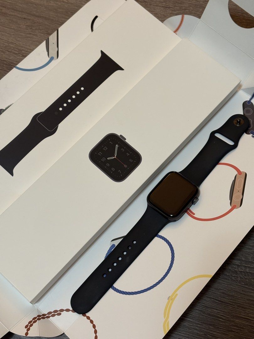 Apple Watch SE 44MM GPS (Category: Wearables & Smart Watches) located in Manila. Submitted by always.fitted (Listing ID 1465630275, Image 1). Description: Apple Watch SE 44MM GPS Space Gray Aluminum Black Sport Band 71% Battery Health First Owner Completw Box .