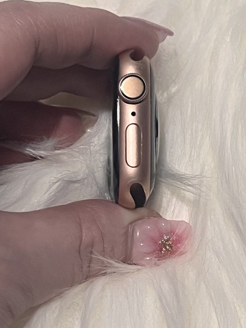 Apple Watch Series 4 (Category: Wearables & Smart Watches) located in Cavite. Submitted by ayenkhaeren (Listing ID 1465744476, Image 3). Description: Apple Watch Series 4 40mm Rosegold Orig charger included .