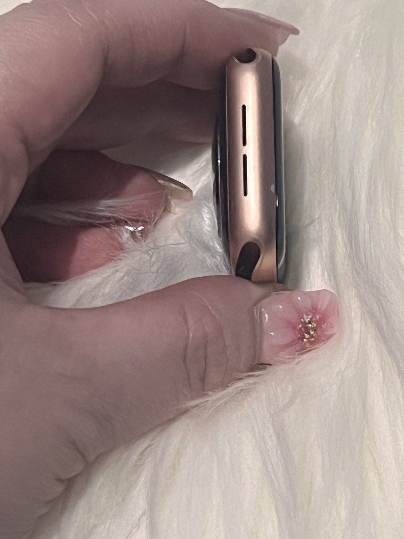 Apple Watch Series 4 (Category: Wearables & Smart Watches) located in Cavite. Submitted by ayenkhaeren (Listing ID 1465744476, Image 2). Description: Apple Watch Series 4 40mm Rosegold Orig charger included .