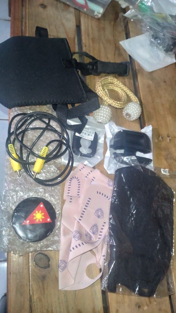 Aquaflask bag set (Category: Looking For) located in Valenzuela. Submitted by diane.35 (Listing ID 1465657141, Image 2). Description: aquaflask bag,face slimming bandage,male to male audio cable,earpod casing,pin button,face mask cloth,curtain magnetic binder for take all.