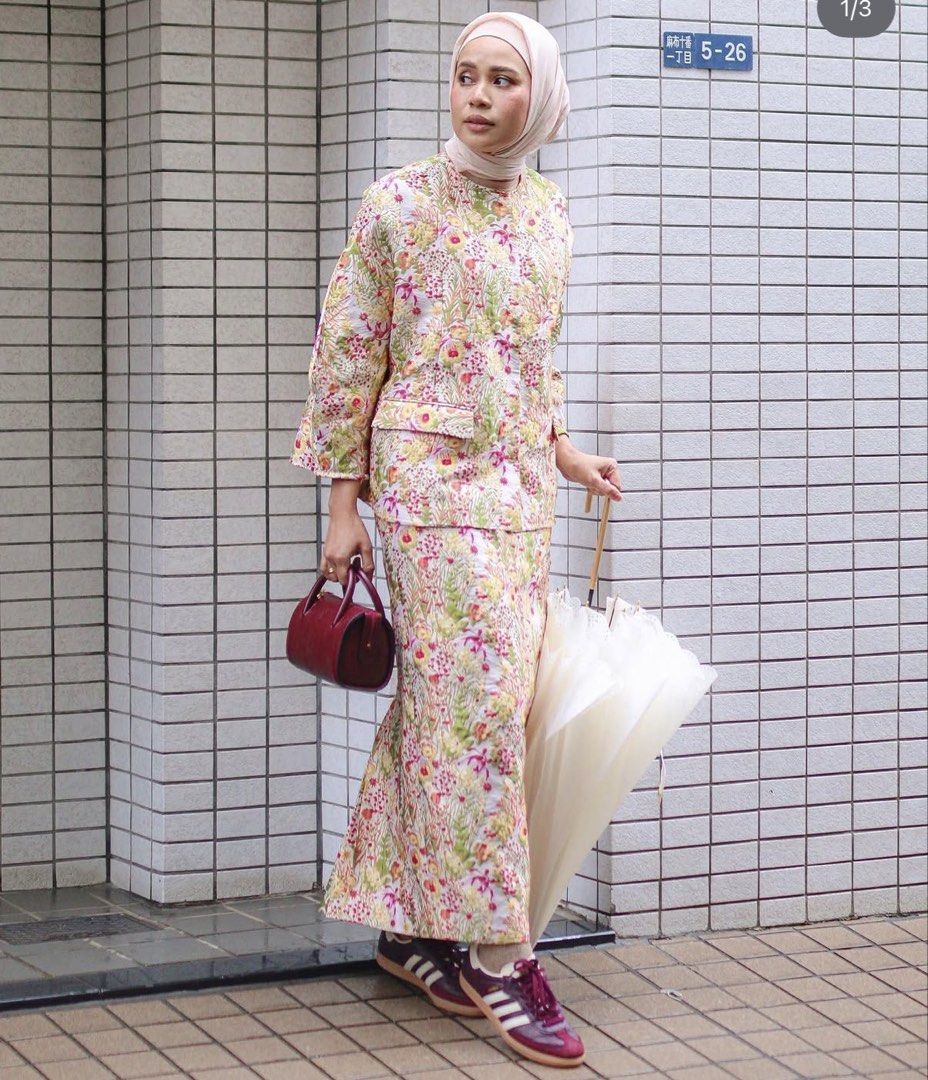 Arared Set (Category: Baju Kurung & sets) located in Shah Alam. Submitted by dfndr.my (Listing ID 1465627550, Image 1). Description: Brand : Arared Size : Top ( S/M ), Bottom ( XL ) Condition : 9/10 Price : RM 140 Item not included postage .