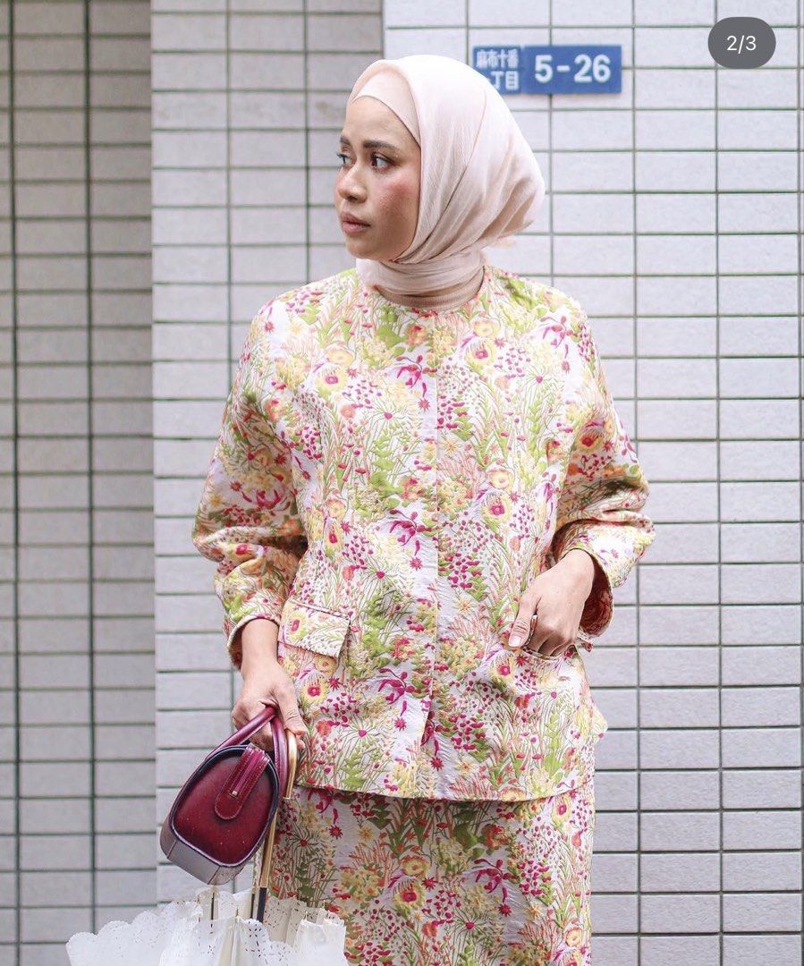 Arared Set (Category: Baju Kurung & sets) located in Shah Alam. Submitted by dfndr.my (Listing ID 1465627550, Image 3). Description: Brand : Arared Size : Top ( S/M ), Bottom ( XL ) Condition : 9/10 Price : RM 140 Item not included postage .